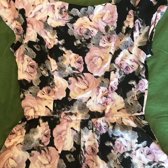 Dress 100%polyester.Zipper on the back.. - Picture 4 of 7